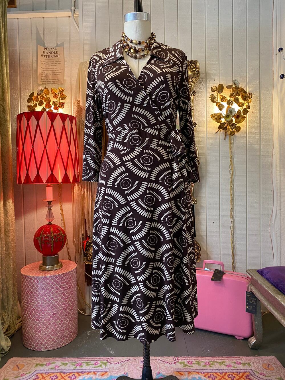 vintage y2k wrap style dress, brown and white slinky mod sunburst, classic med